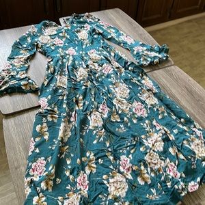 Bell sleeve floral dress Medium